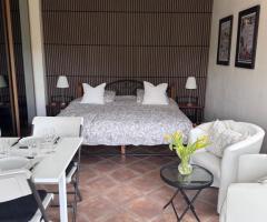 Studio moderne à seulement 7 minutes à pied des thermes, avec entrée privée.
